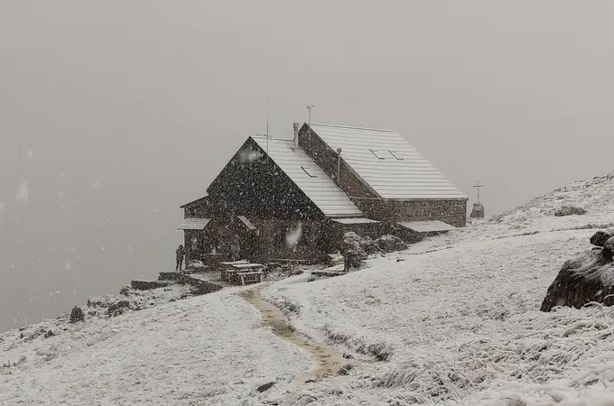 La nieve cubre de blanco el primer día de otoño en Collado Jermoso en la vertiente leonesa de Picos de Europa