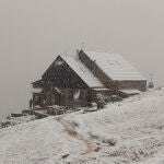 La nieve cubre de blanco el primer día de otoño en Collado Jermoso en la vertiente leonesa de Picos de Europa