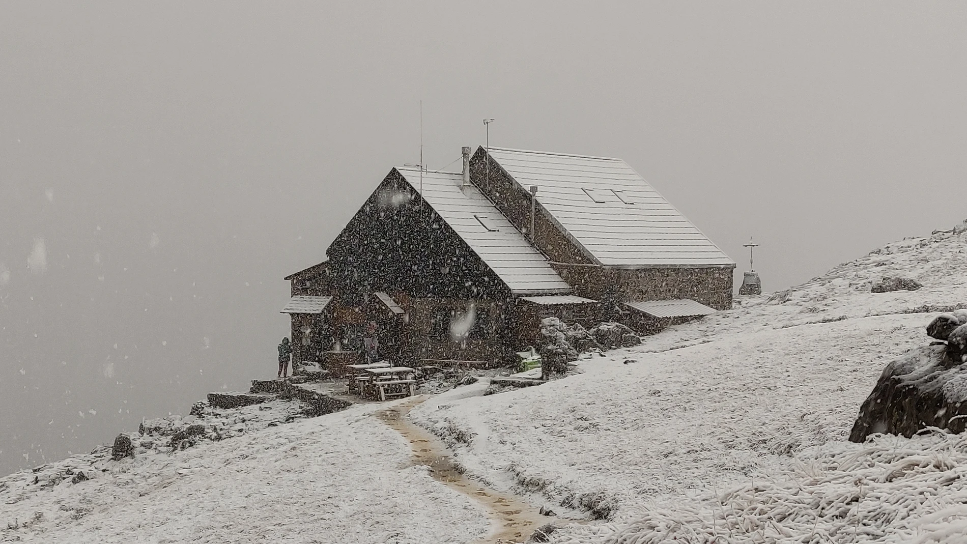 La nieve cubre de blanco el primer día de otoño en Collado Jermoso en la vertiente leonesa de Picos de Europa