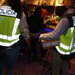 Agentes de la Policía Nacional mientras liberaban a varias mujeres de un prostíbulo