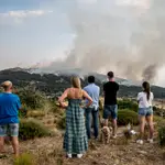 Labores de extinción de un incendio forestal en el cerro del castillo en Collado Mediano (Madrid)