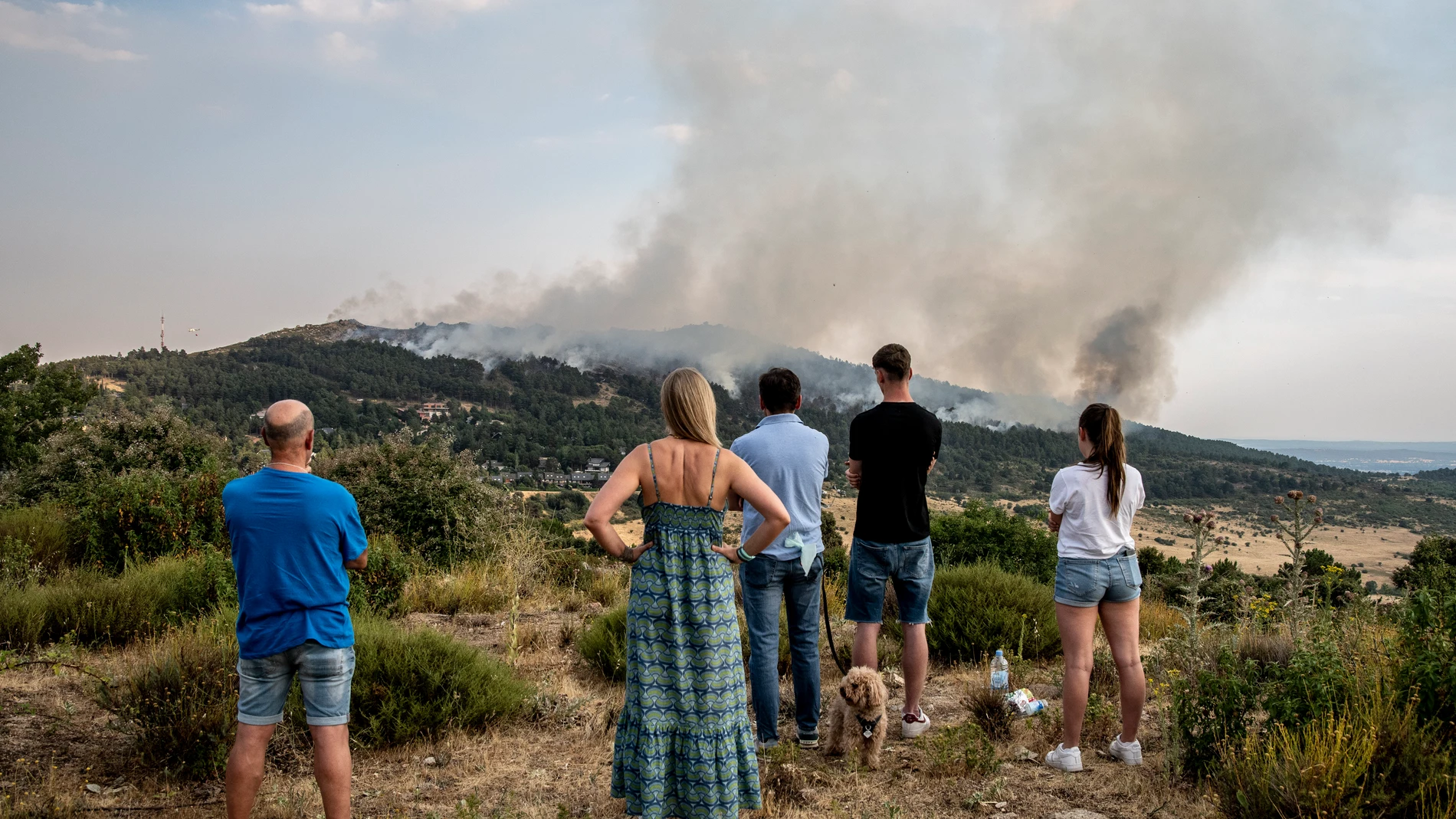 Labores de extinción de un incendio forestal en el cerro del castillo en Collado Mediano (Madrid)