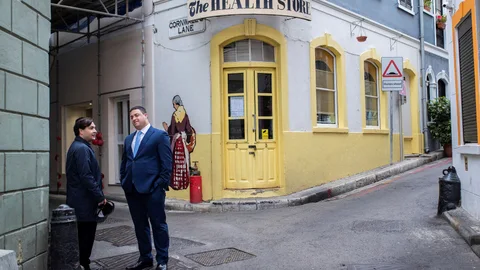 Dos personas conversan sin mascarilla por las calles de Gibraltar este domingo