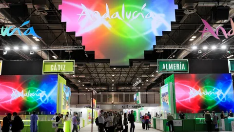 Decenas de personas visitan el "stand" de Andalucía en la última jornada de la Feria Internacional de Turismo (Fitur) que se celebra en Madrid