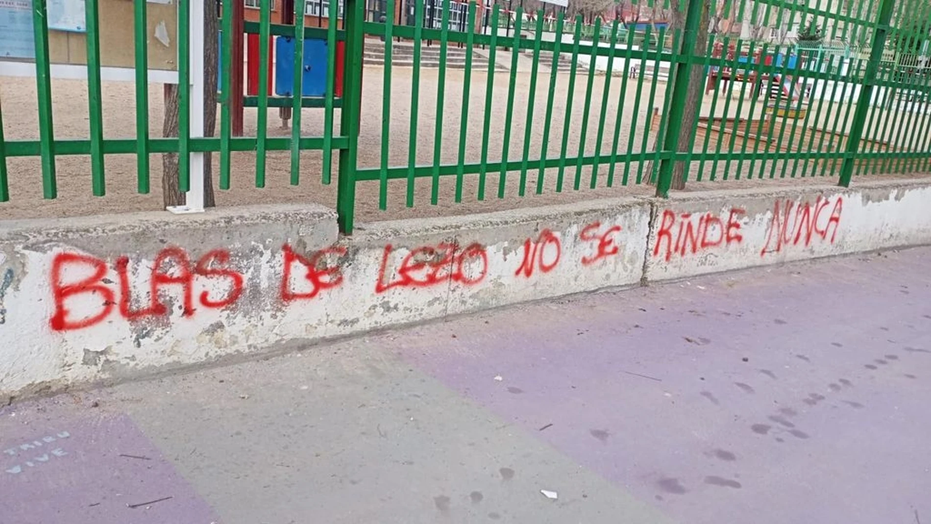 Pintadas de los padres del colegio Blas de Lezo en el colegio de Coslada donde daba clases hasta ahora la nueva directora