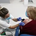 Una mujer es vacunada con AstraZeneca contra el Covid-19 en el Hospital de Emergencias Isabel Zendal