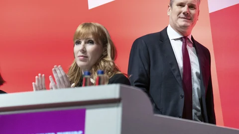 El líder laborista, Keir Starmer, y la "número dos" del partido, Angela Rayner, durante el congreso del partido en Liverpool