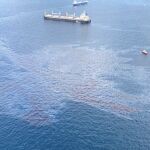 Vista de las aguas próximas a Gibraltar en las que se produjo el vertido procedente del buque «AM Ghent», que se aprecia en la imagen