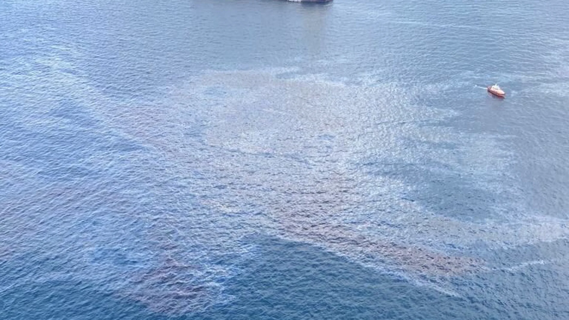 Vista de las aguas próximas a Gibraltar en las que se produjo el vertido procedente del buque «AM Ghent», que se aprecia en la imagen