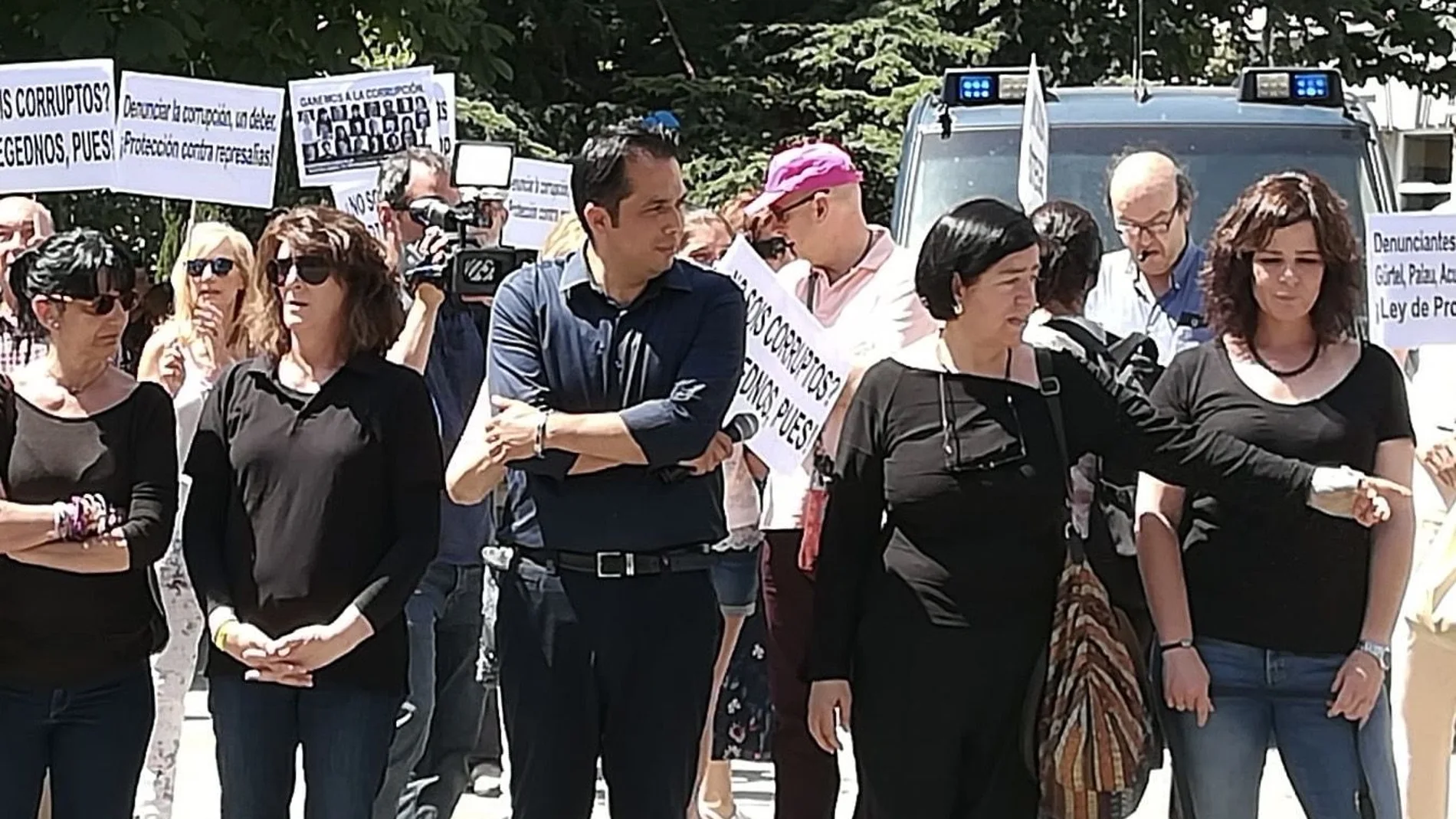 Roberto Macías, junto a otras «alertadoras de corrupción», en una protesta frente al Congreso de los Diputados