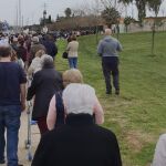 Vista de la cola que se formó ayer en los alrededores del pabellón deportivo de los Bermejales en Sevilla para vacunarse