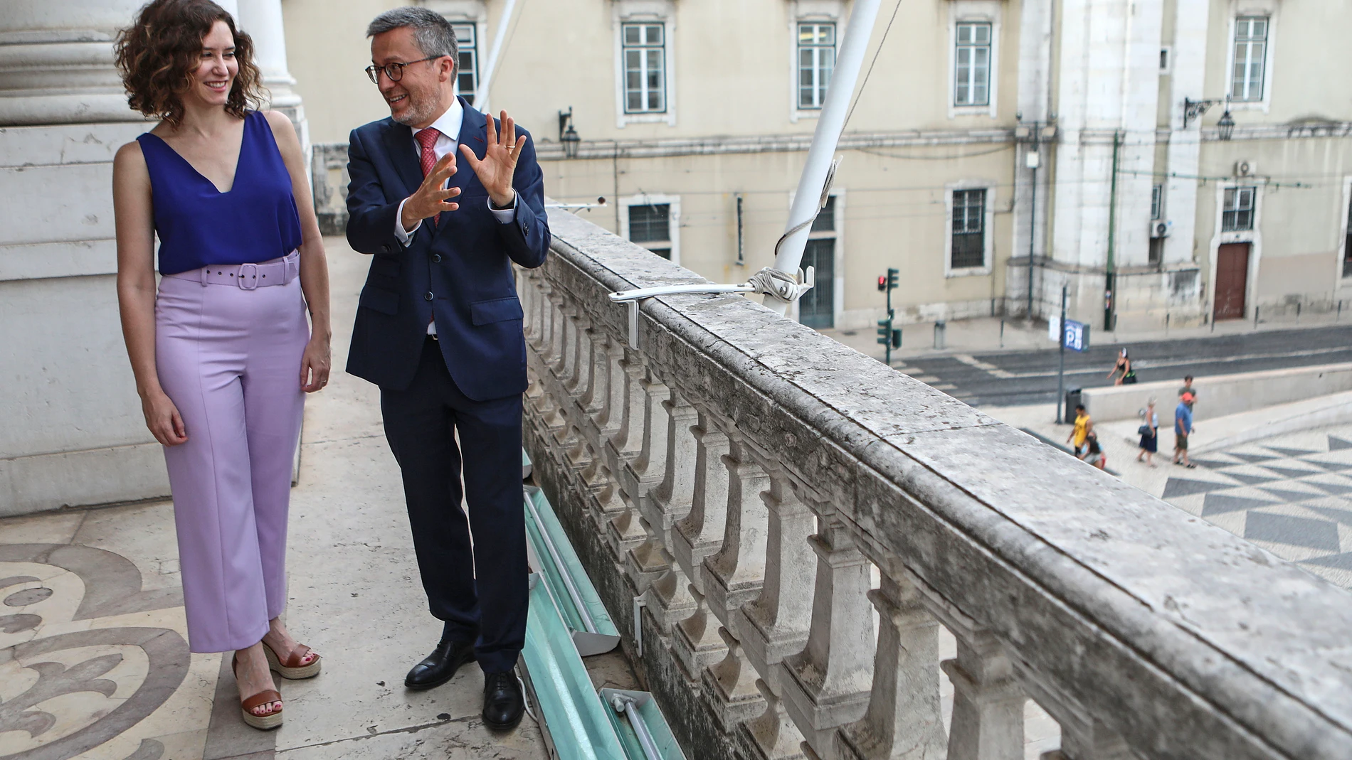 El alcalde de Lisboa, Carlos Moedas, conversa con la presidenta de la Comunidad Autónoma de Madrid, momentos antes de una reunión de trabajo conjunta este jueves en el que Díaz Ayuso continúa en la capital lusa con su agenda internacional