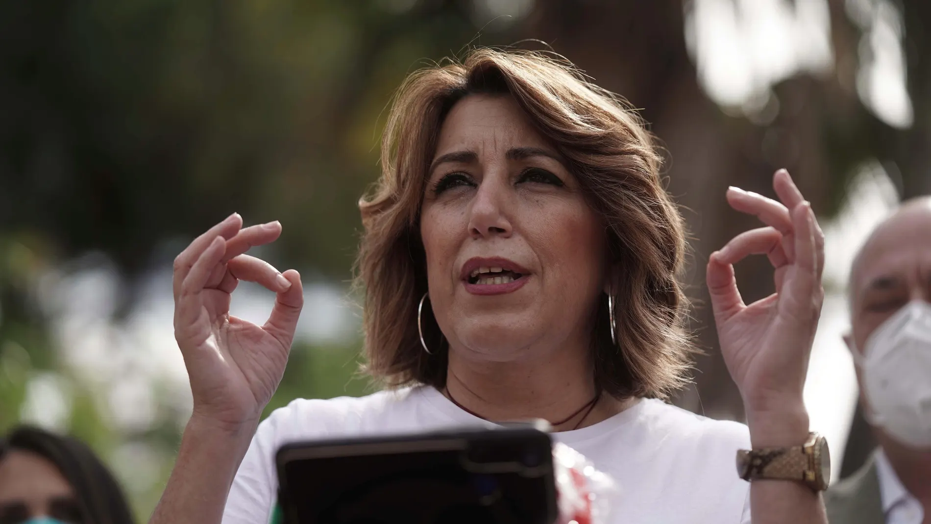 A la secretaria general del PSOE andaluz, Susana Díaz, le puede favorecer que sean tres en la carrera
