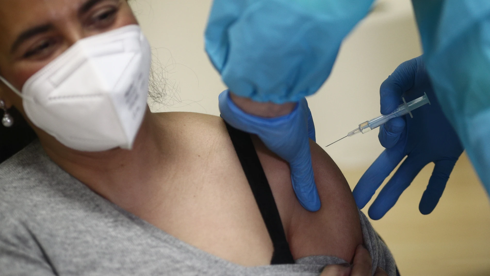 Una mujer recibe la primera dosis de la vacuna contra la Covid19 de AstraZeneca en un Centro de Vacunación de la Comunidad de Madrid