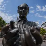 La estatua de Federico García Lorca, en la plaza de Santa Ana, ha sido vandalizada, al arrancarle la alondra que el poeta sostenía en sus manos