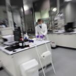 COLMENAR VIEJO, 26/01/2021.- Un investigador del laboratorio PharmaMar trabaja este martes en la sede del laboratorio en Colmenar Viejo, Madrid. Un fármaco antiviral (la plitidepsna) producido por la empresa española Pharmamar y probado en laboratorios experimentales de Francia y Estados Unidos ha demostrado una disminución del 99 por ciento de las cargas virales de SARS-CoV-2. EFE/David Fernández