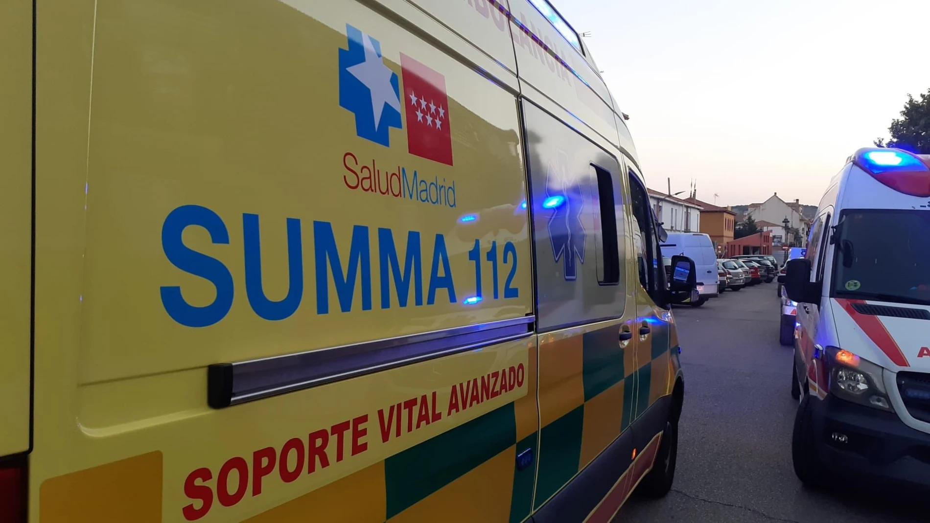 Trasladan al hospital a los heridos de arma blanca en Velilla de San Antonio (Madrid)