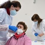 Un sanitario realiza un test de antígenos en Alcalá de Henares