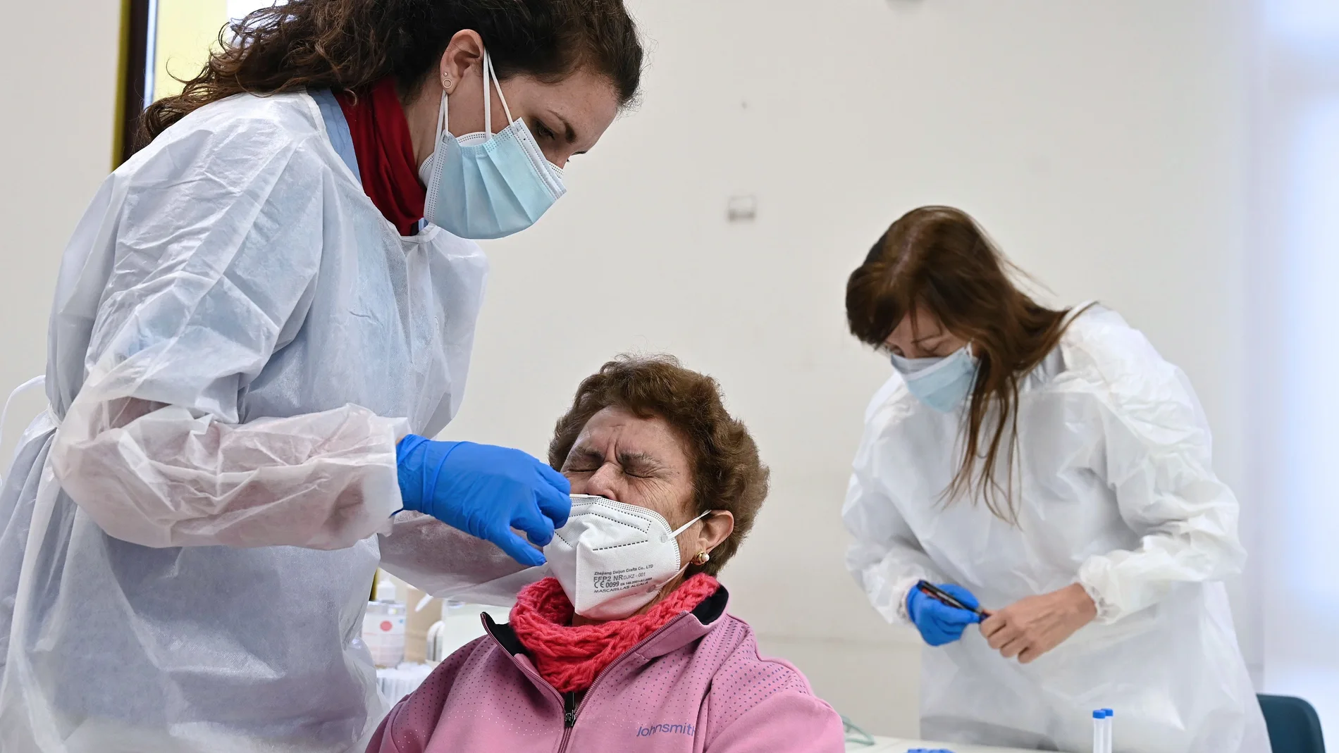 Un sanitario realiza un test de antígenos en Alcalá de Henares