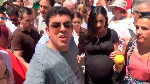Begoña Villacís, dos días antes de dar a luz, acosada en la Pradera de San Isidro