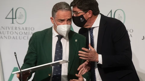 El vicepresidente de la Junta de Andalucía, Juan Marín, a la derecha, junto al consejero de la Presidencia y portavoz del Ejecutivo, Elías Bendodo