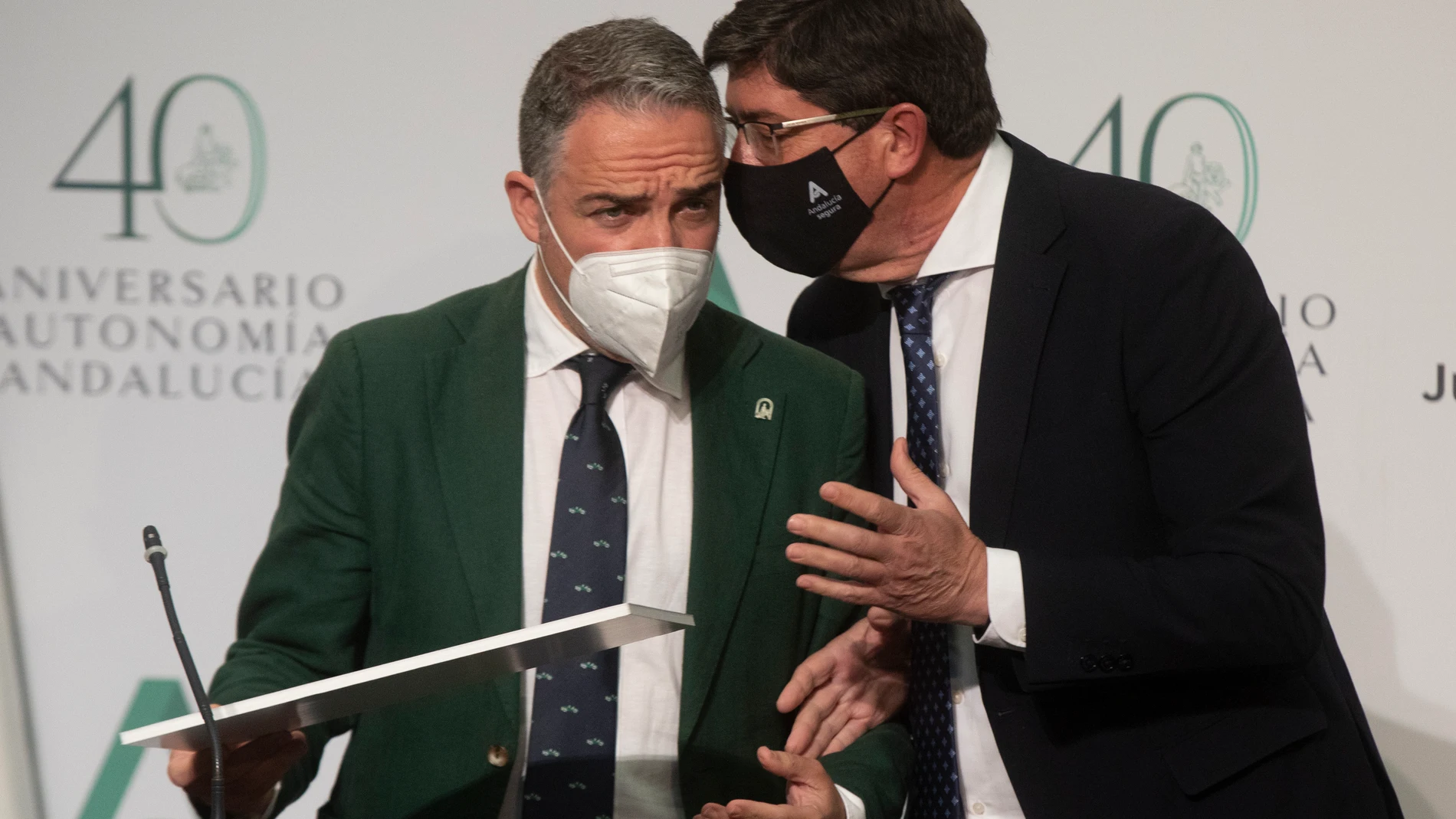 El vicepresidente de la Junta de Andalucía, Juan Marín, a la derecha, junto al consejero de la Presidencia y portavoz del Ejecutivo, Elías Bendodo