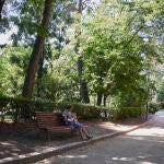 Una señora mayor sentada en un banco del parque Quinta de los Molinos, en Madrid