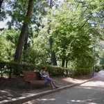 Una señora mayor sentada en un banco del parque Quinta de los Molinos, en Madrid