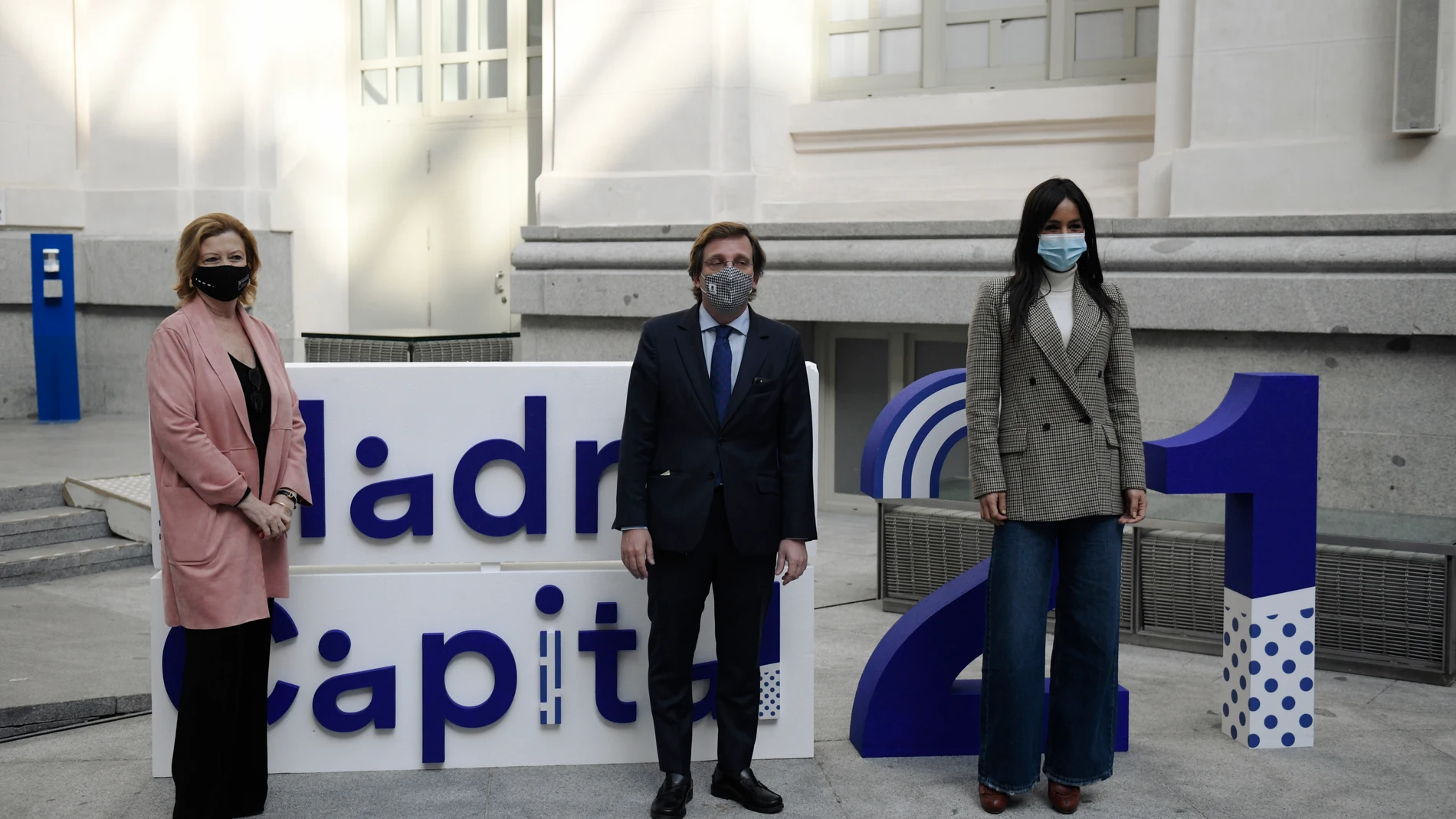 Imagen del alcalde de Madrid, José Luis Martínez-Almeida, acompañado de la vicealcaldesa, Begoña Villacís, y de la delegada de Obras y Equipamientos, Paloma García Romero, durante la presentación de 'Madrid Capital 21', el Plan de Equipamientos del Ayuntamiento para el periodo 2019-2027, en el Palacio de Cibeles