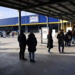 Una cola de clientes ante una de las sedes de Ikea en Lausana, Suiza