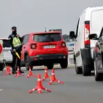 Un agente de la Policía Nacional participa en uno de los controles establecidos en las carreteras