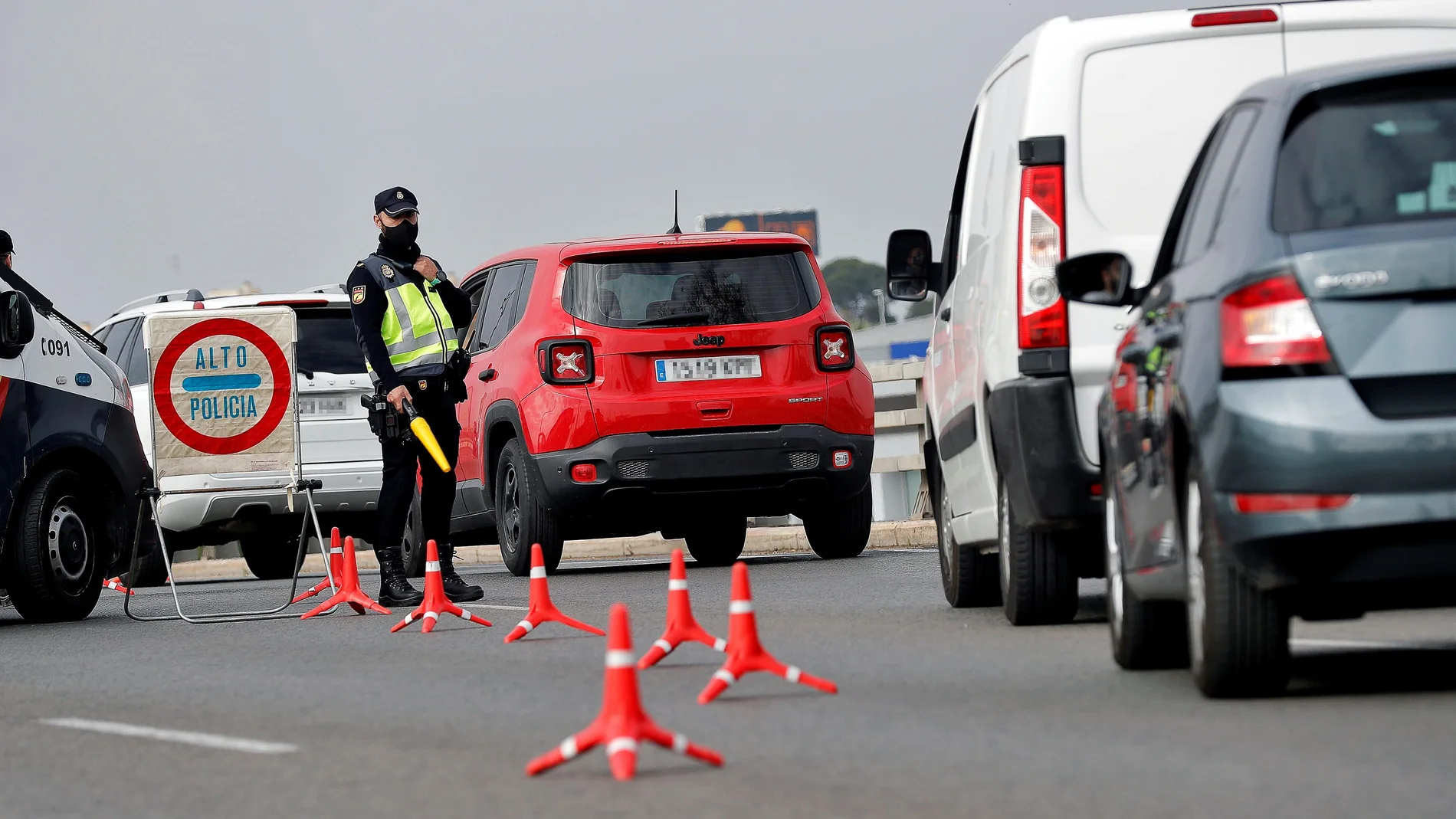 Un agente de la Policía Nacional participa en uno de los controles establecidos en las carreteras