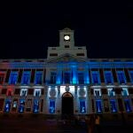 La Real Casa de Correos, sede del gobierno de la Comunidad de Madrid, iluminada con los colores de la bandera de Cuba