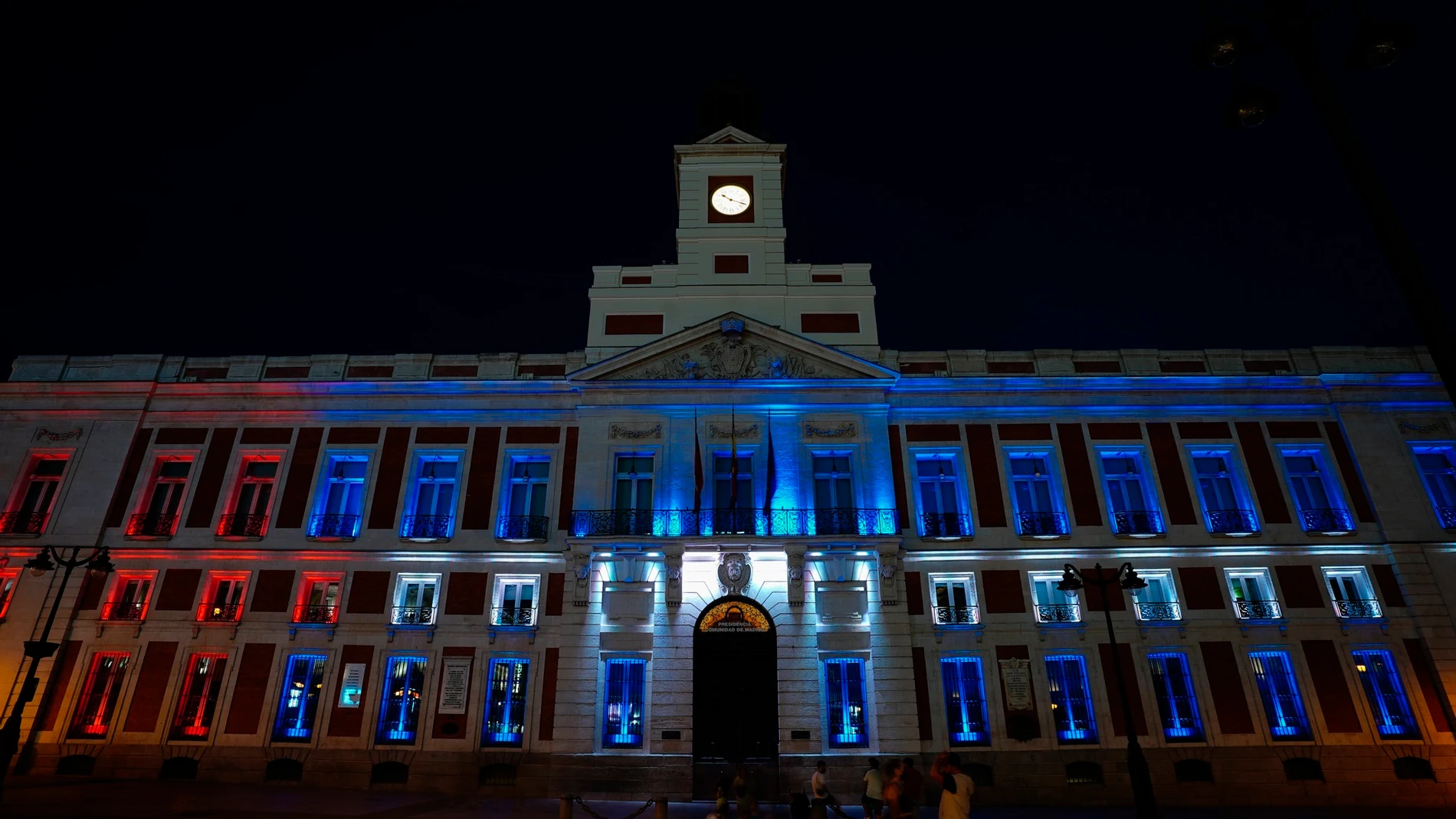 La Real Casa de Correos, sede del gobierno de la Comunidad de Madrid, iluminada con los colores de la bandera de Cuba