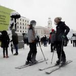 Esquí en la Puerta del Sol, en Madrid, este sábado en el que la península sigue afectada por el temporal Filomena