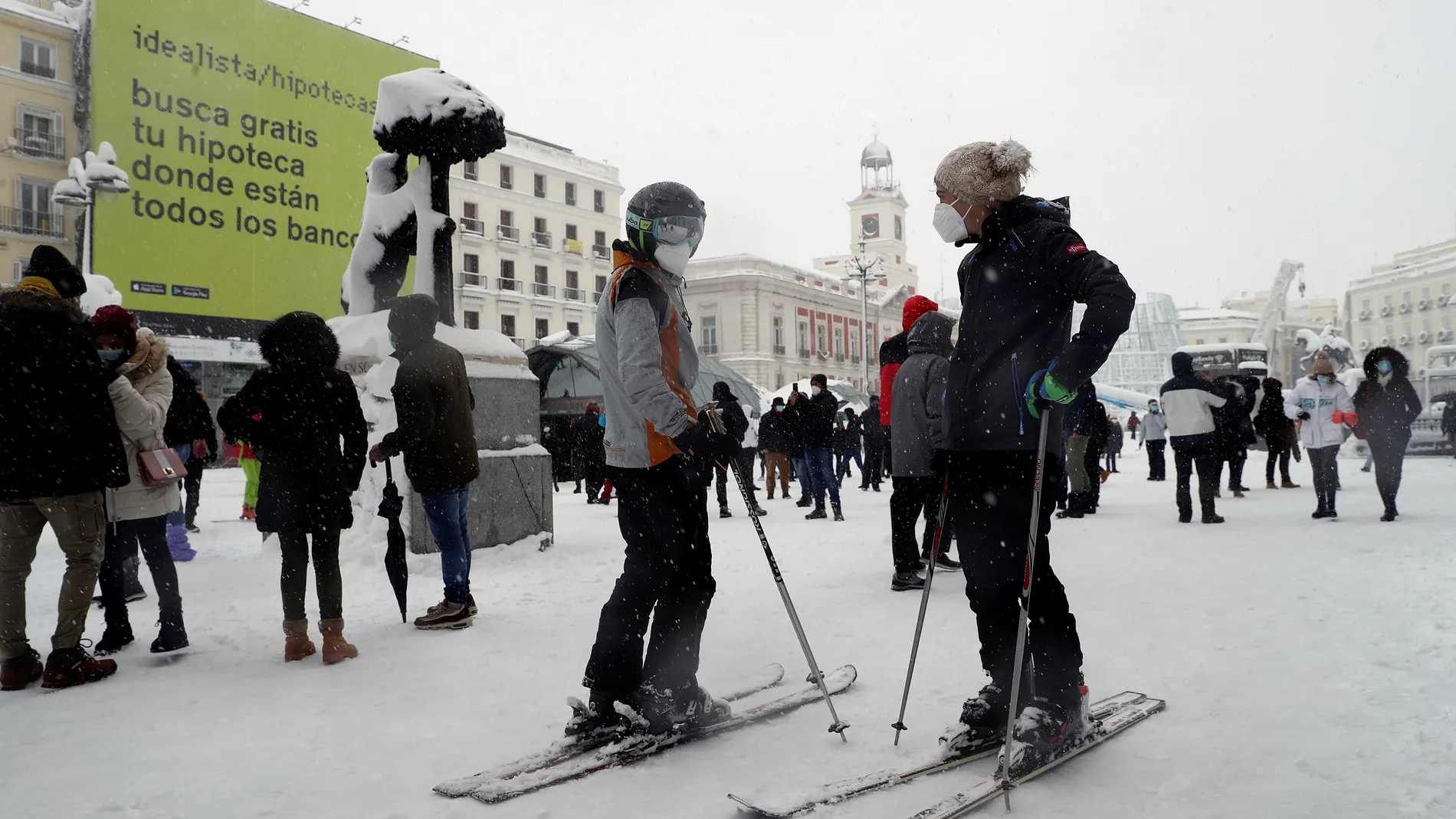Esquí en la Puerta del Sol, en Madrid, este sábado en el que la península sigue afectada por el temporal Filomena