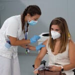 Una joven recibe la primera dosis de la vacuna en el Hospital Zendal de Madrid