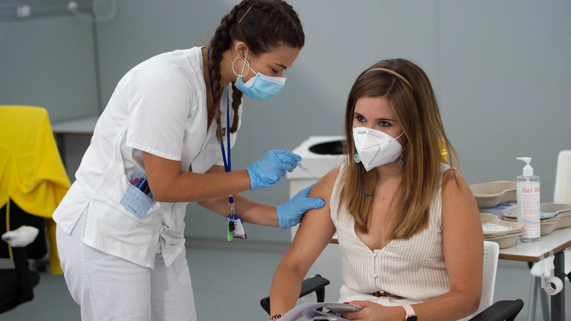 Una joven recibe la primera dosis de la vacuna en el Hospital Zendal de Madrid