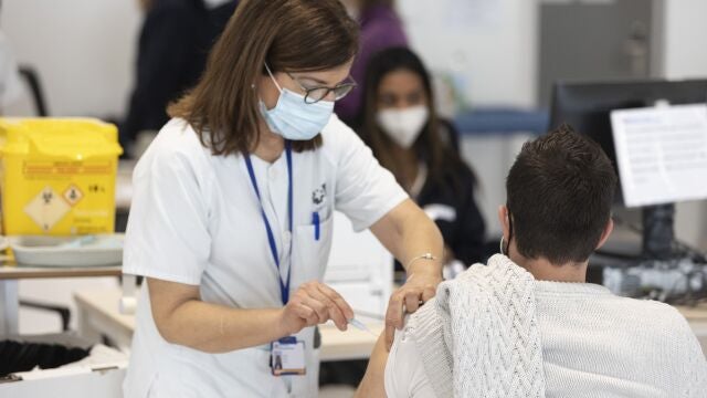 Un hombre recibe la tercera dosis de la vacuna contra el Covid-19 en Madrid