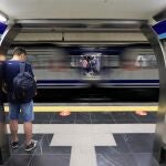 Un hombre usa el Metro de Madrid