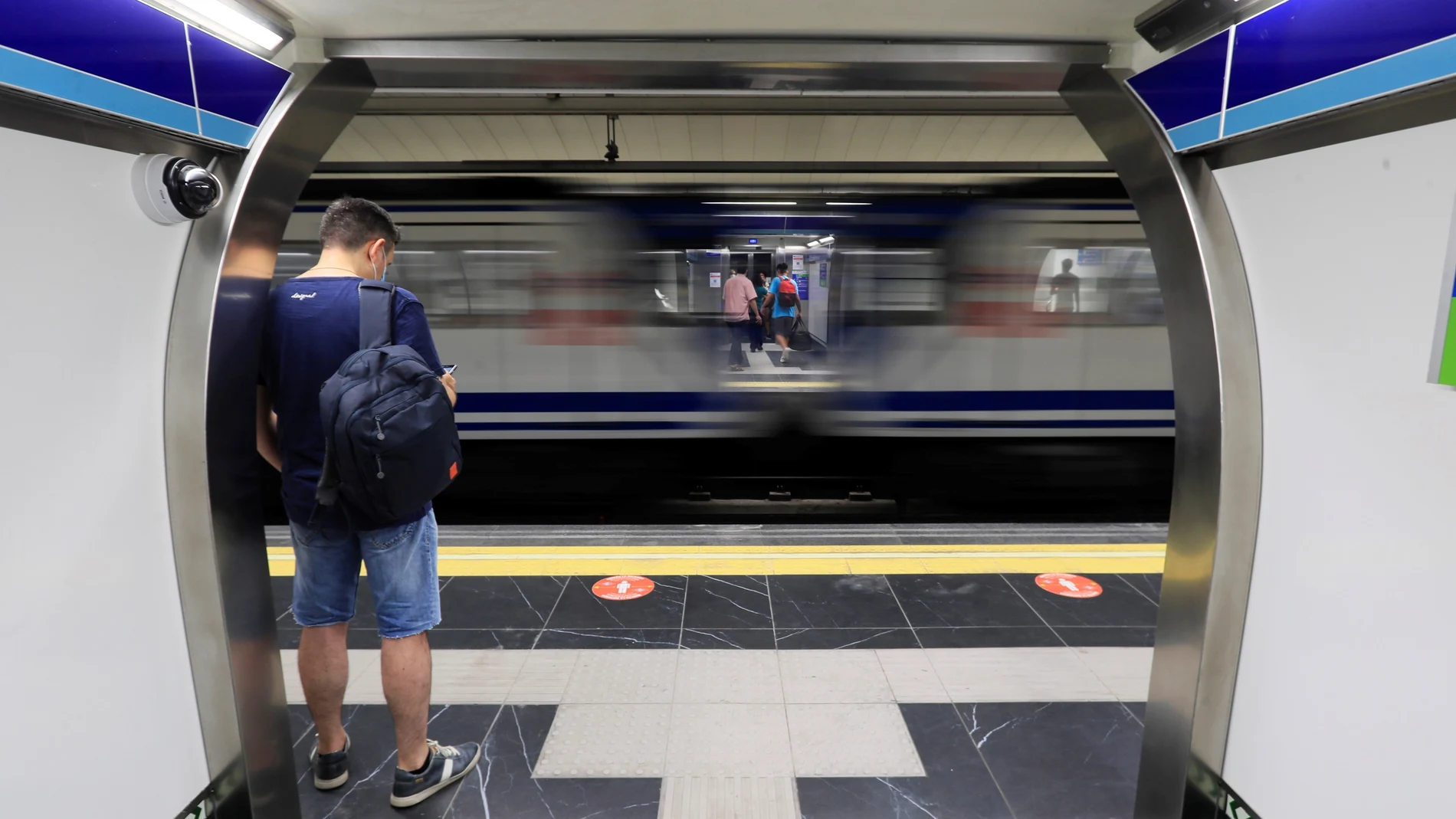 Un hombre usa el Metro de Madrid