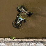 Imagen de una bicicleta del servicio Bicimad arrojada al cauce del Manzanares en su paso por Madrid Rio a la altura de Matadero Madrid