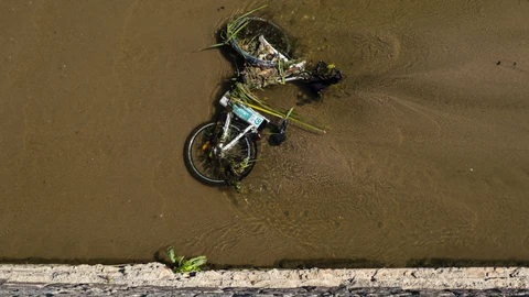 Imagen de una bicicleta del servicio Bicimad arrojada al cauce del Manzanares en su paso por Madrid Rio a la altura de Matadero Madrid
