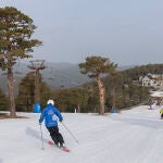 Varios esquiadores en la pista de El Bosque, en la estación de esquí de Navacerrada