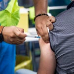 Un sanitario administra una dosis de la vacuna a un hombre en Madrid