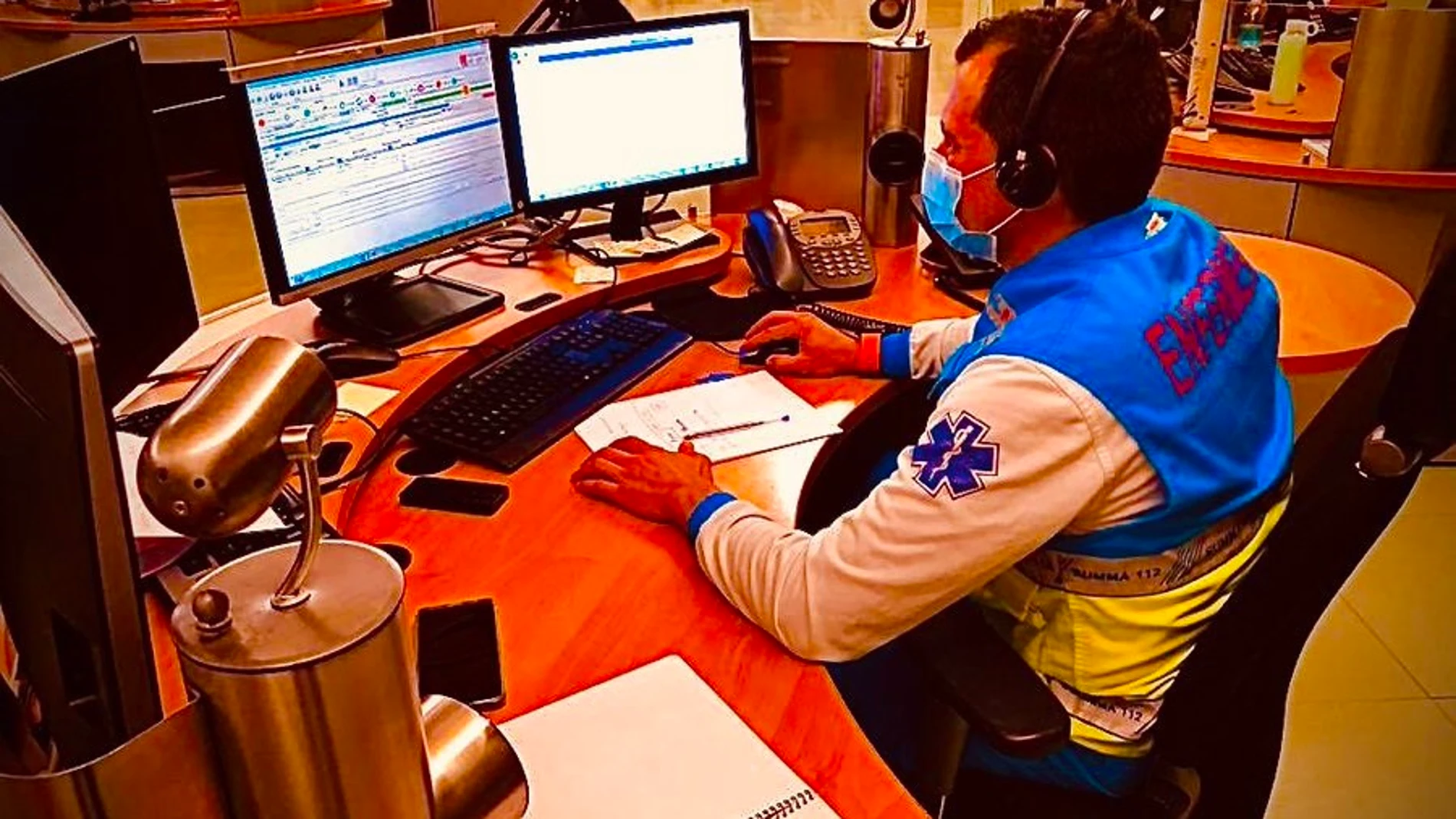 Un operario trabajando en el centro de Emergencias Comunidad de Madrid 112