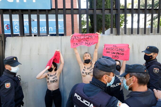 Activistas de Femen a la entrada del colegio San Agustín donde vota Rocío Monasterio