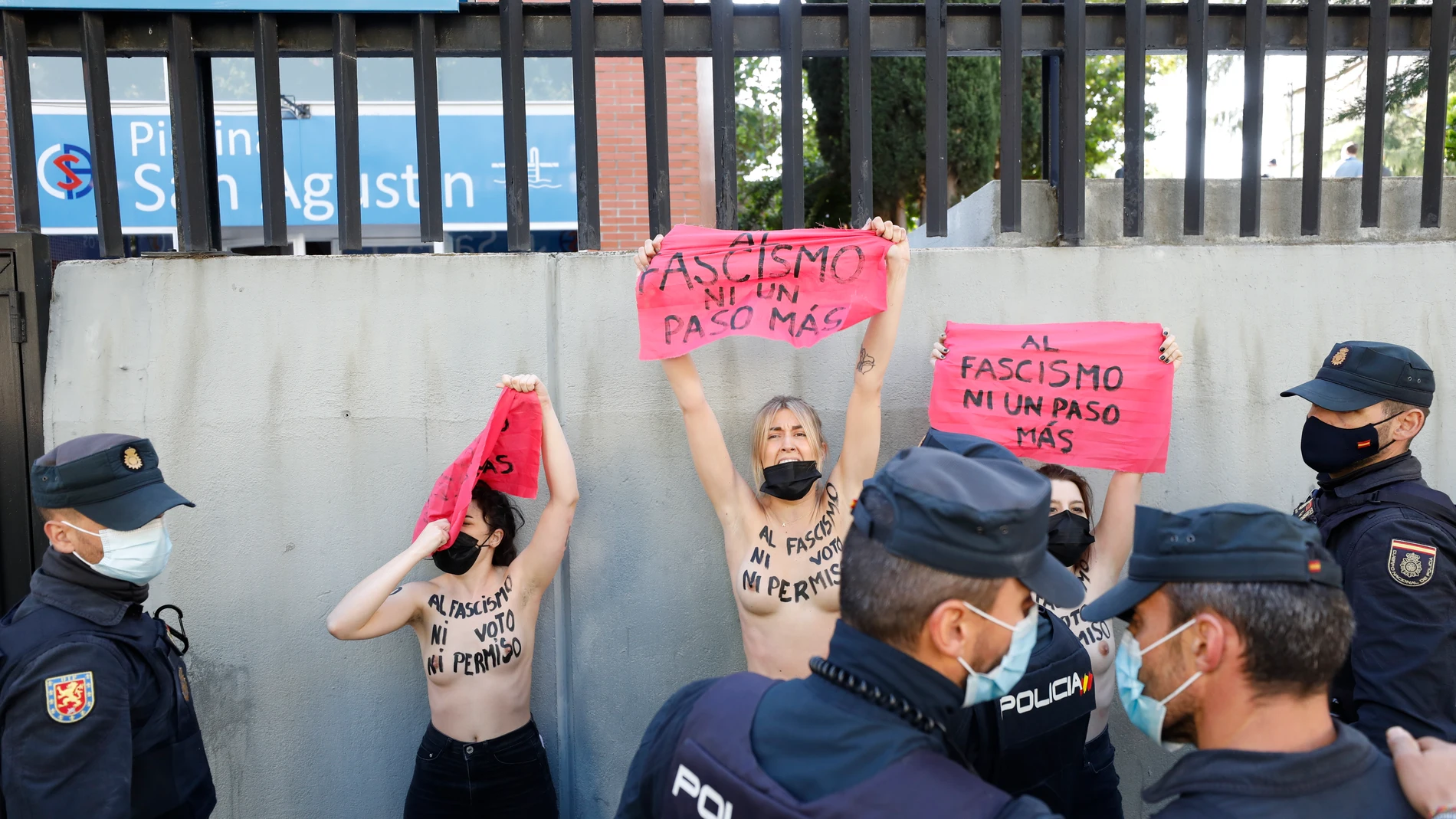 Activistas de Femen a la entrada del colegio San Agustín donde vota Rocío Monasterio