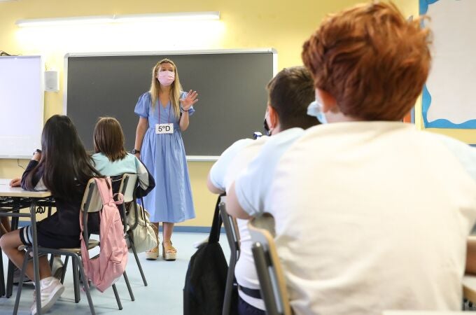 Una profesora con un grupo de niños en un aula de un colegio de Madrid