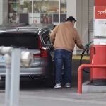 Una persona reposta combustible en un coche en Madrid